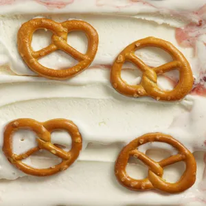 Chocolate blanco, pretzel y salsa de frutillas