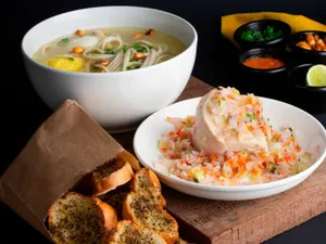 Caldo De Gallina Acevichada + Pan Al Ajo
