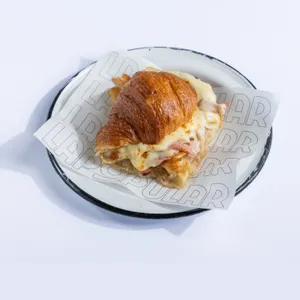 Media luna jamon queso