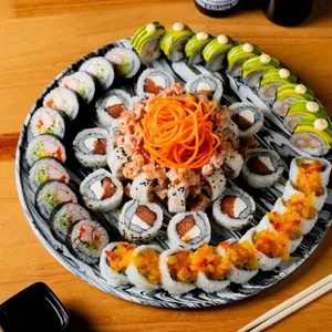 Dento-Taki: 1 maki Philadelphia, 1 maki Spicy tuna, 1 maki Ebi tempura, 1 maki California, 1 maki Bacon crispy.