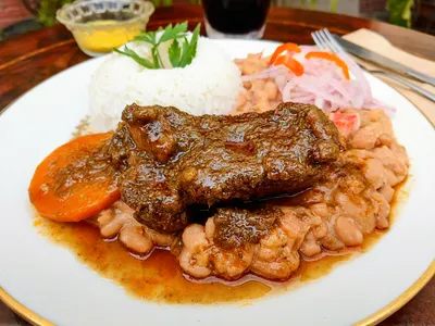Frejoles con seco de carne