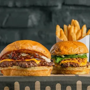 The Relish/Bacon Jam + Papas grandes
