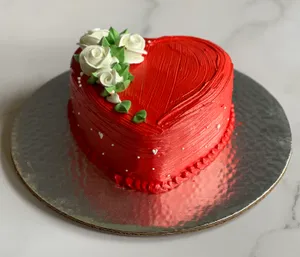 Corazon rojo con rosas blancas