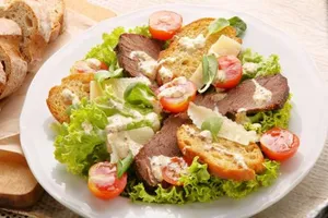 Ensalada Solomito Con Tostadas y Parmesano