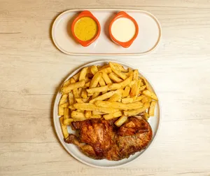 1/2 Pollo + Papas Fritas + Salsas