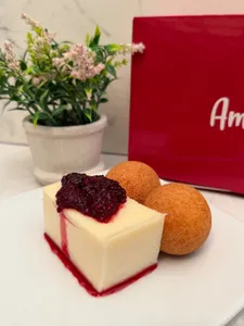 Natilla pequeña + mora + 2  Mini Buñuelos