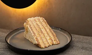 Trozo de alfajor, manjar y crema pastelera