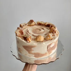 Rebanada de pastel de rol de canela
