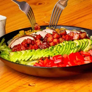 ENSALADA COBB (POLLO AHUMADO, TOCINO, HUEVO Y VEGETALES)