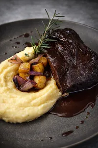 Braseado de res con Puré Trufado