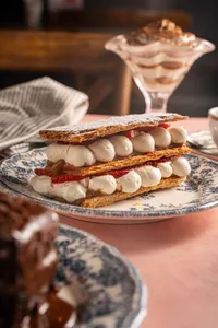 Mil hojas de fresas con crema y manjar