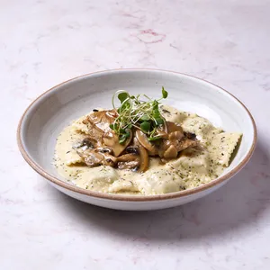 Pollo A La Parrilla Con Ravioles De Espinaca Y Ricotta