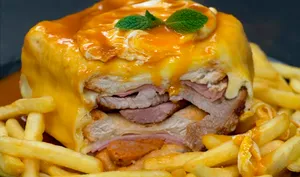 Francesinha Huevo, + Papas Fritas (Sándwich Portuguesa)