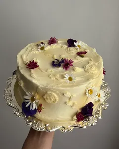 Pastel con flores comestibles