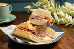 Baguette Jamón, Salame, Lechuga y Tomate