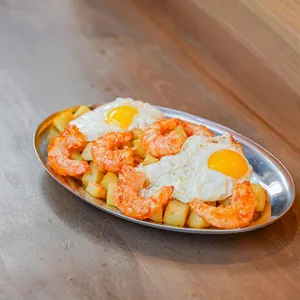 Chorrillana Española (Huevos rotos) con Camarón