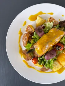 Pechuga de pollo Rellena de verduras con salsa de champiñones