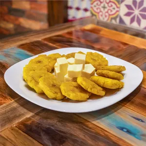 Patacones con queso (10 und)