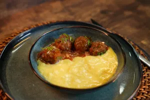 Albondigas Atomatadas con Polenta Cremosa