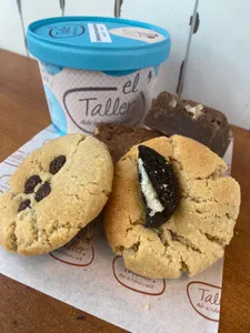 Pack día del Amor. 1 Pote de Helado + 2 Brownies + 2 Galletones