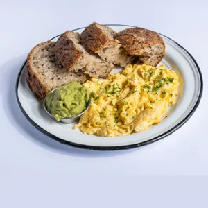 1/4 hogaza con huevos revueltos y palta