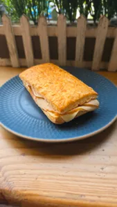 Sandwich de Hojaldre Jamón Pavo y Queso