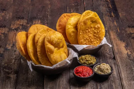 12 sopaipillas y 1 salsa para untar premium