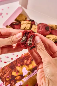 Caja x20 babies red velvet y mini brownies