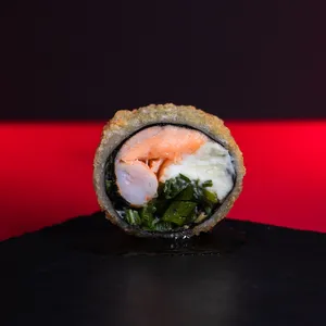 Roll Sakai Furai Oriental (No Rice) sin arroz, crujiente, relleno de salmón, camarón cocido, queso crema y cebollín. Sakai Sushi Providencia.