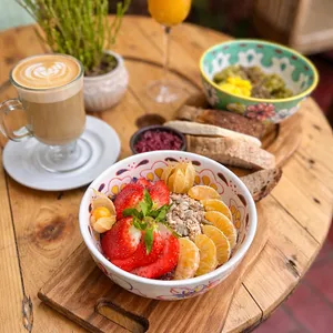 Brunch Veraniego Vegano té o café orgánico + copa de mimosa sin alcohol o jugo natural 200 ml. APLV, Sin Soya