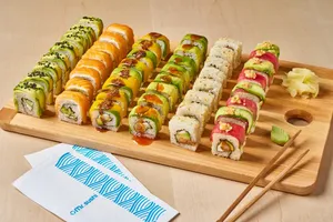 Sushi Box Tropical - 6 Rollos Seleccionados en Charola