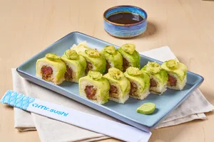Sushi Tuna King – Atún Picante, Aguacate y Chile Tempura