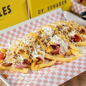 Salchipapa Chorizo y Butifarra