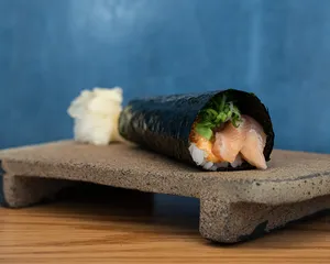Handroll Salmón Spicy