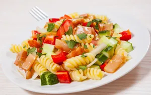 Ensalada de Pasta Con Salmón Ahumado y Verduras
