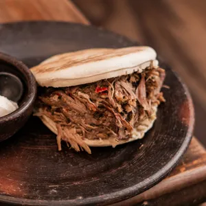Arepa Andina de trigo rellena con carne mechada