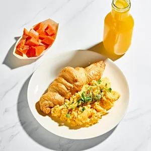 Combo huevo + croissant+jugo