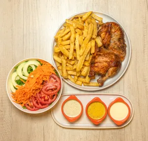 1/2 Pollo + 2 Acompañamienos + Salsas