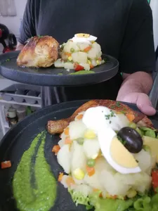 Pollo asado en cerveza con papa mayo