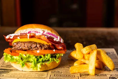 Infame Classic Burger + Bebestible 350cc