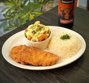 Milanesa de pollo con arroz y mini ensalada
