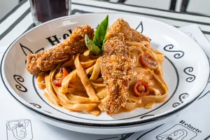 Fettuccini en salsa rosé con pollo al panko