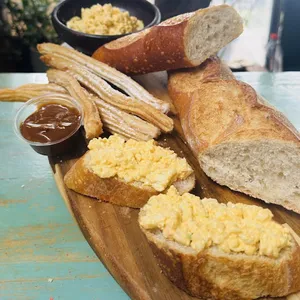 Baguette Huevo + 6 Churros