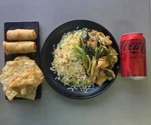 Elige tu colacion + bebida a eleccion + 2 arrollados + 6 wantanes (ORO)