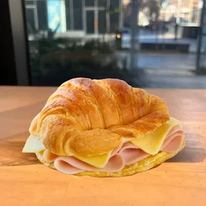 Croissant Tradicional Jamón y Queso