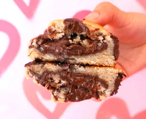 Crumbl Cookie Vegana de Vainilla y Chocolate