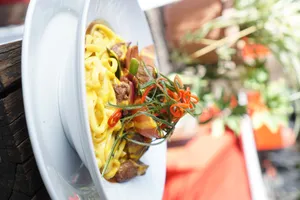 Fetuccine a la Huancaina con Lomo Salteado