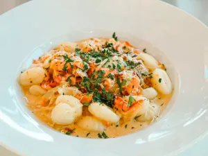 Ñoquis con Salmon Ahumado y Camarones