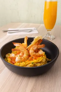 Pasta con camarón y salsa a la huancaina