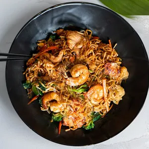 Pad Kee Mao Camarones y Pollo